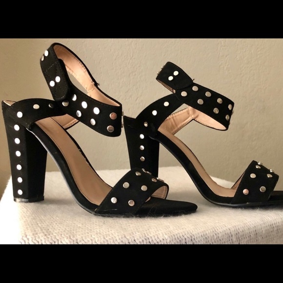 Stylish Studded shoe - Picture 3 of 5